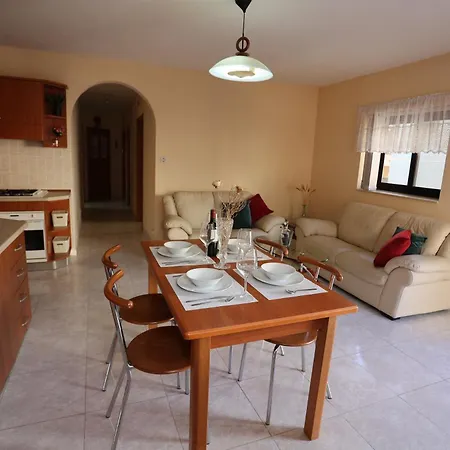 Mayfair Cosy 2br